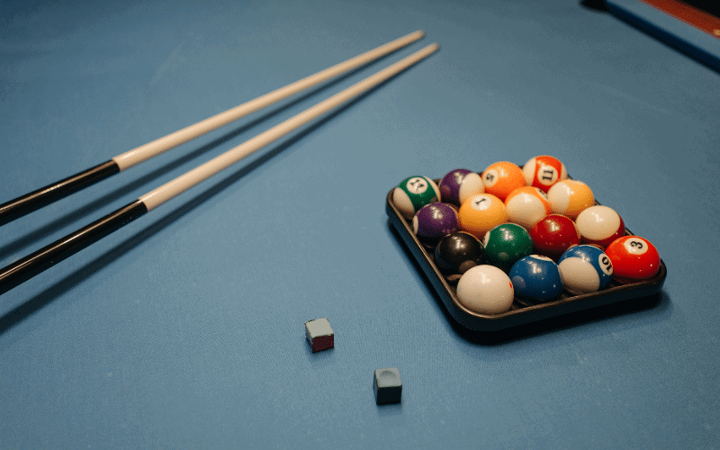 A well-maintained billiard cue next to a list of common mistakes and their prevention